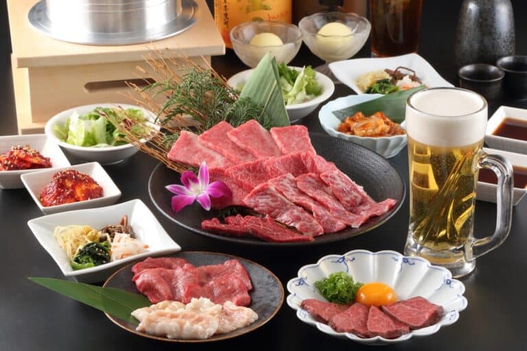 和牛の盛り合わせとナムル、生ビールが並ぶコース料理