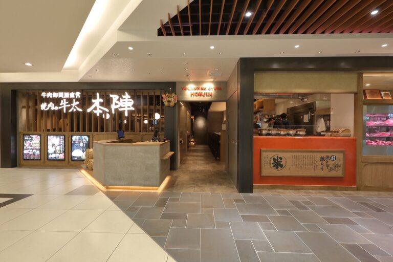 焼肉の牛太 本陣 LINKS UMEDA店の入口。看板と精肉ショーケースが並ぶ店頭