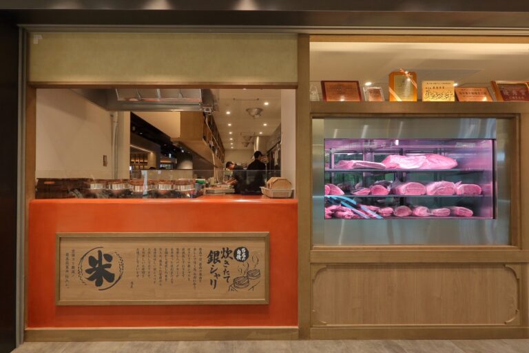 店内のカウンター。精肉ショーケースと炊きたての銀シャリを用意する厨房