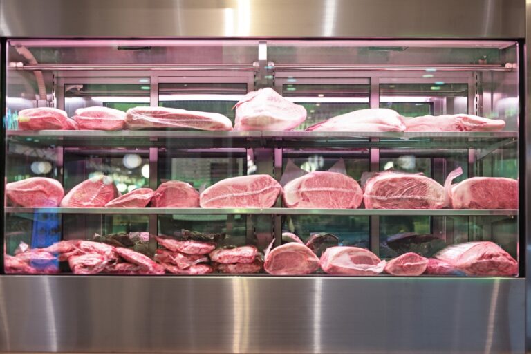 精肉ショーケースに並ぶ黒毛和牛のブロック肉